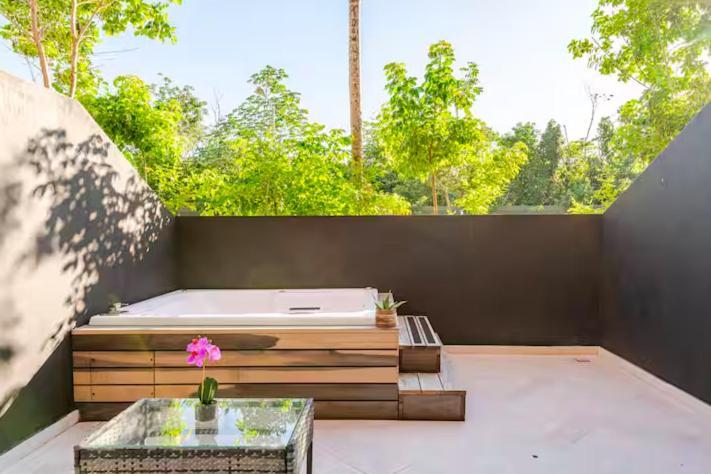Apartment With Private Jacuzzi, Rooftop Pools & Free Club *